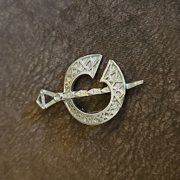 Vintage 1970s Silvertone Celtic Sword and Shield Unisex Brooch Pin - Picture 3 of 5